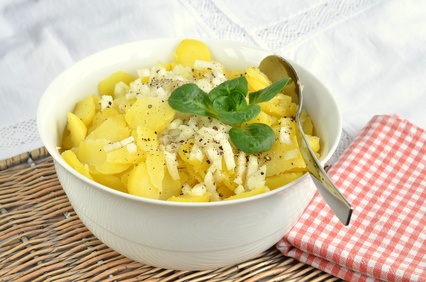 Kartoffelsalat mit gesunden Zwiebeln